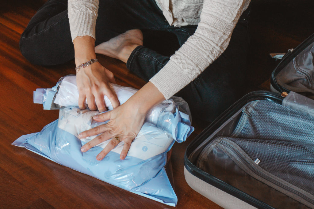 Valise cabine avec sac sous vide : la valise et le sac sous vide à